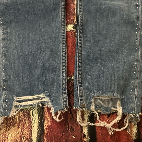 Zara jeans with faux crystals size 8
Inseam 27”
Excellent Pre-owned Condition - Picture 7 of 8